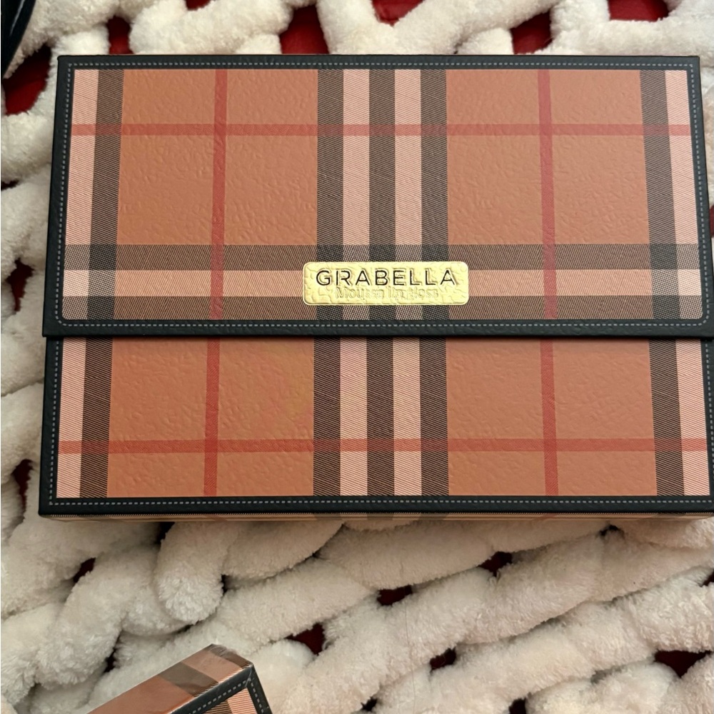 Grabella Lipstick Collection - Bold Red and Pink Tones - Picture 2 of 4